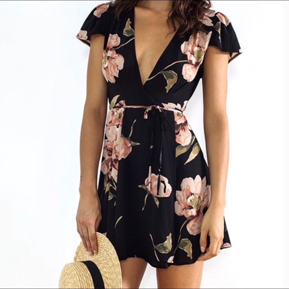 HOST PICK 🎉Floral wrap dress 🌺🌸